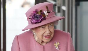 La reina Isabel II pasó noche del miércoles en el hospital