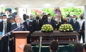 Entre llanto y dolor sepultan restos de Reinaldo Pared Pérez