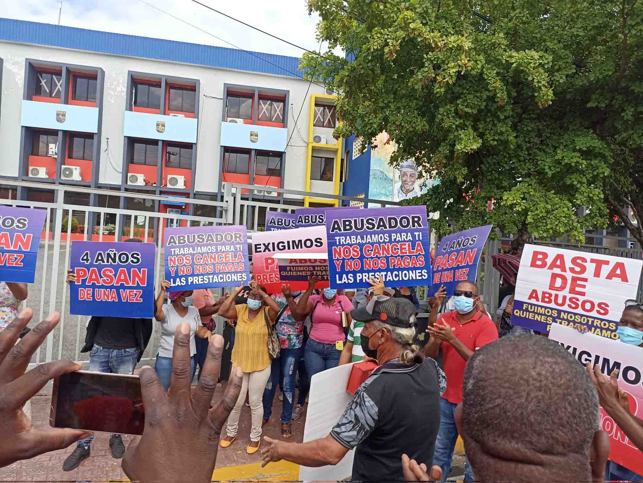 Exempleados de Alcaldía SDN reclaman pago de prestaciones