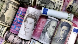 Millonario chino retira más de 780.000 dólares del banco y pide al personal que cuente los billetes a mano