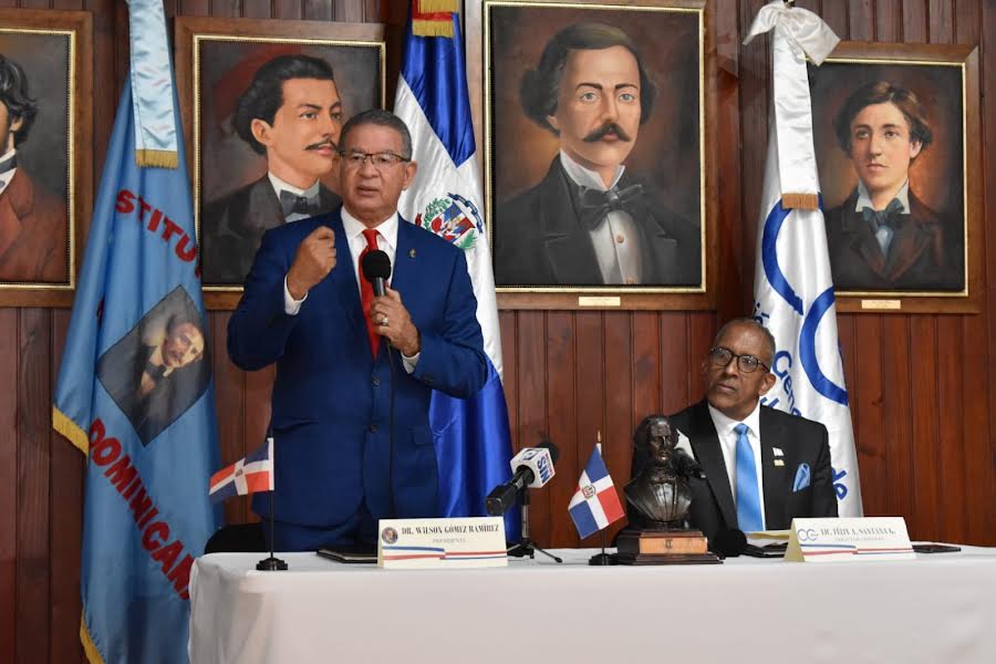 El presidente del Instituto Duartiano, Wilson Gómez Ramírez y el director general de Digecog, Félix Santana García, firman el acuerdo.