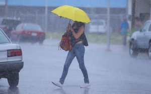 Onda tropical y vaguada provocarán aguaceros este sábado