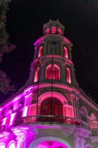 Palacio Consistorial se ilumina para conciencia sobre Cáncer de Mama