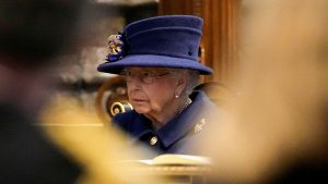 Recomiendan a la reina Isabel II dejar de beber alcohol por el bienestar de su salud