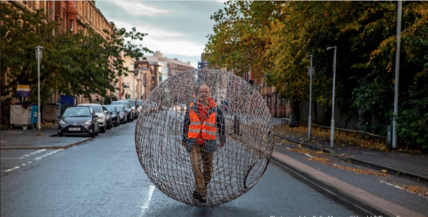 Camina 1.500 kilómetros por Europa en el interior de una bola de acero para concienciar sobre el cambio climático