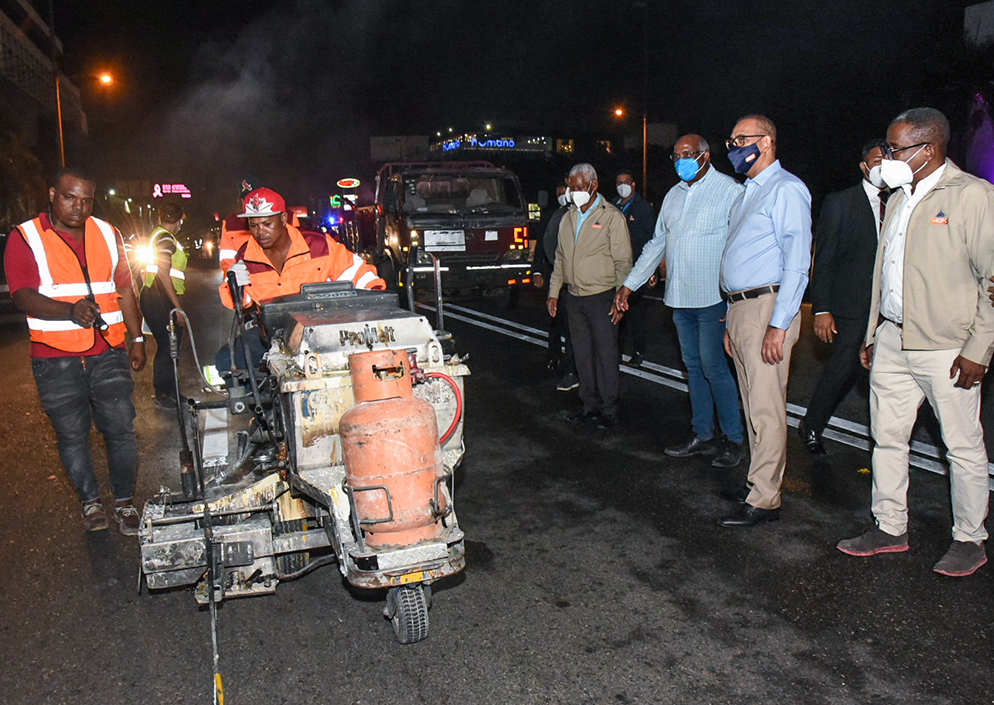 Supervisan trabajos de asfaltado y bacheo en calles y avenidas