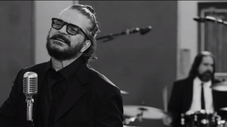 Arjona publica "Yo me vi", el primer sencillo de su disco "Negro"