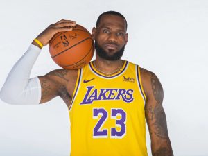LeBron James es baja de Lakers por molestias en el tobillo derecho