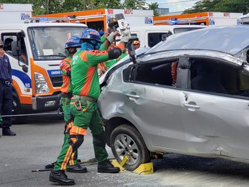 Unidades de extricación de COMIPOL salvan vida de 3 conductores que quedaron atrapados