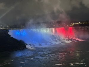 Iluminan cataratas de Niágara por eliminación de violencia contra la mujer