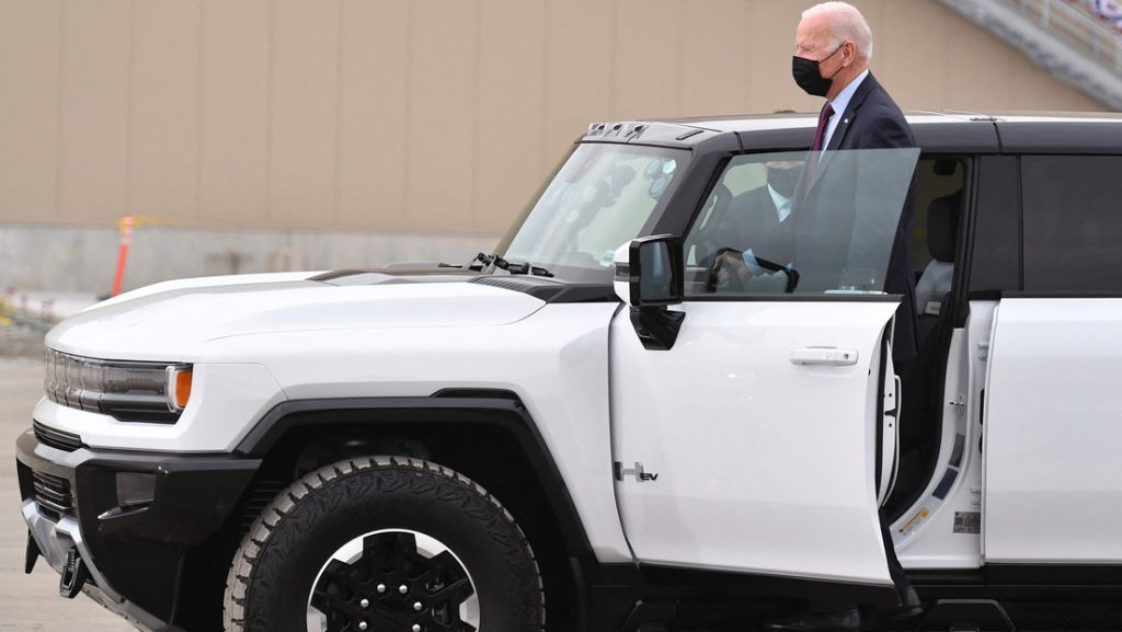 Biden hace rechinar los neumáticos de una Hummer eléctrica durante su visita a una nueva fábrica de General Motors