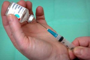 Gobierno empieza a aplicar vacuna contra la influenza