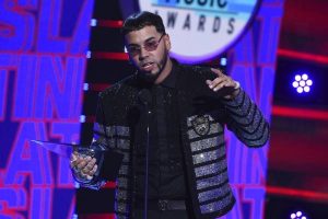 Anuel AA lanza tema y video musical inspirado en Michael Jordan