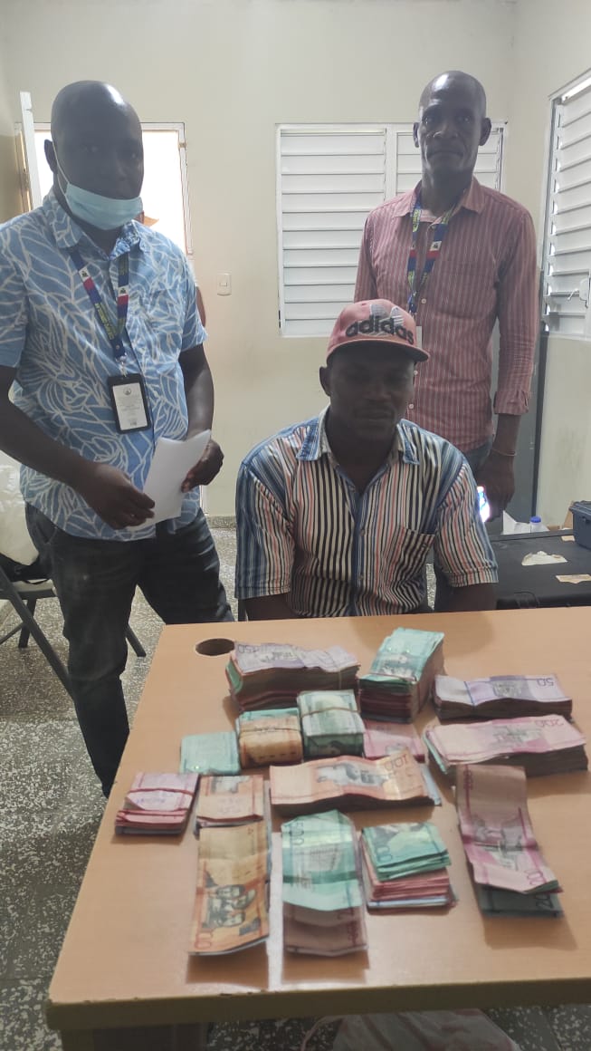 Detienen hombre que intentó sacar del país más de un millón de pesos de manera irregular