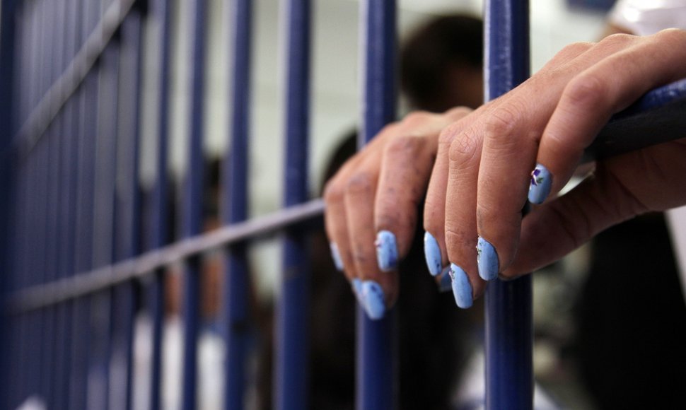 Imponen prisión preventiva a mujer acusada de falsificar tarjetas