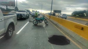 Informan un socavón producido en el elevado del KM 12 Autopista Duarte