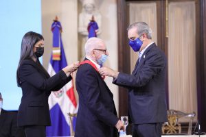 Presidente Abinader condecora al padre José Luis Sáez