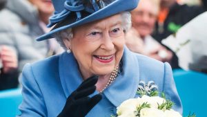 Isabel II mantiene una audiencia en persona tras su problema de espalda