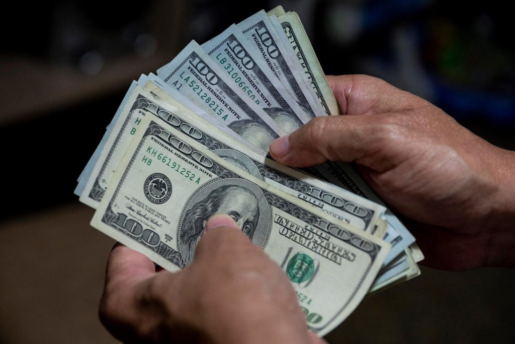 El dólar se desploma frente al peso chileno tras los resultados electorales