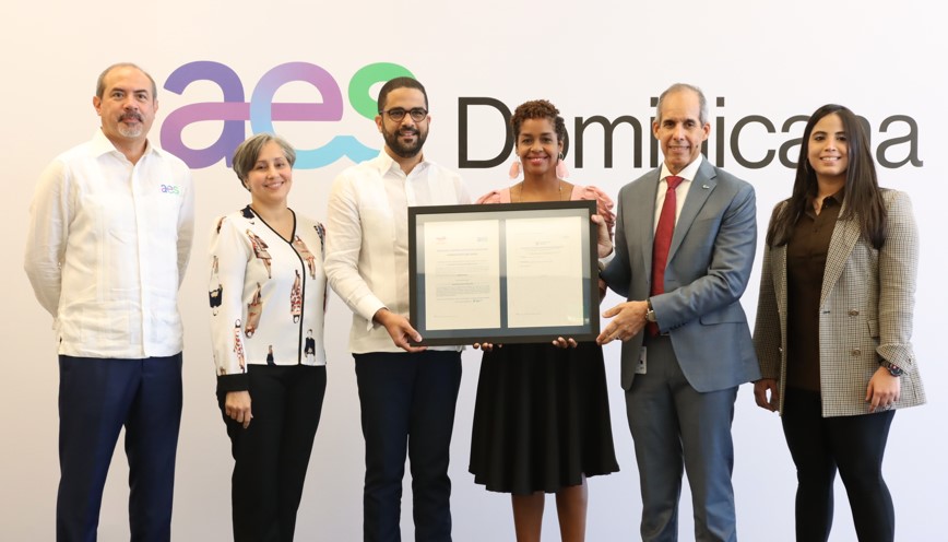 AES Dominicana entrega a 42 empresas certificados de créditos de carbono