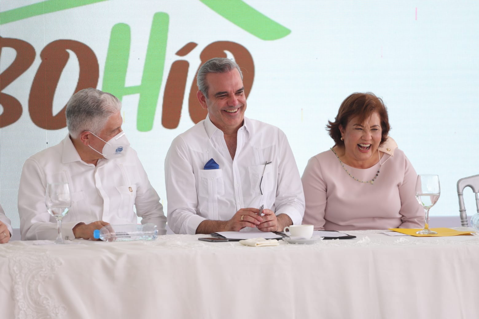 Abinader: "Me siento orgulloso de los médicos del país"