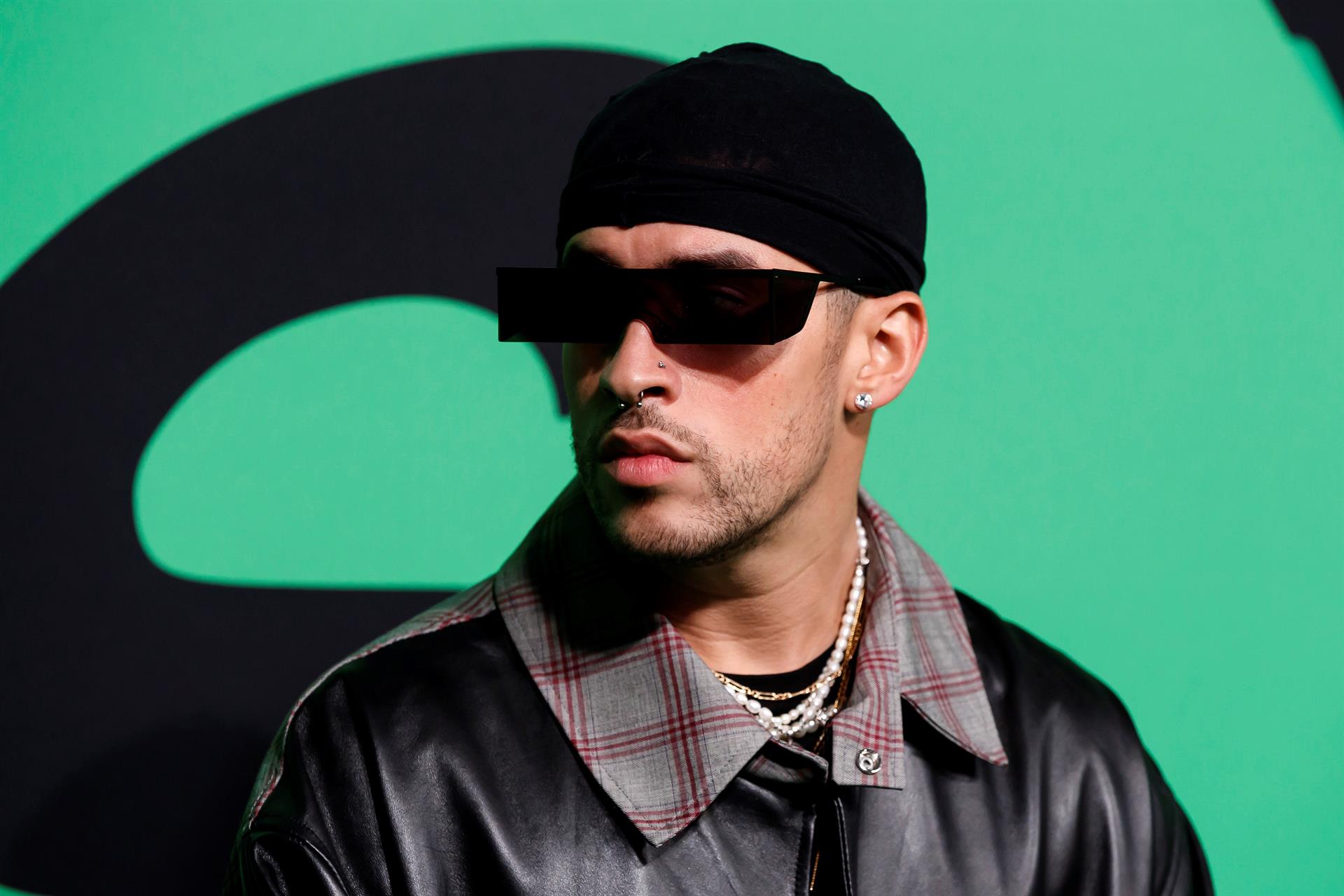 Bad Bunny demanda a cervecera de Florida por uso ilegal de su imagen