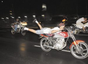 Apresan seis personas que realizaban carreras clandestinas de motocicletas en Santiago Rodríguez.