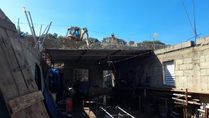 Desplome muro de gaviones destruye parte de una vivienda