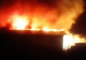Incendio redujo a cenizas tres viviendas en Valverde