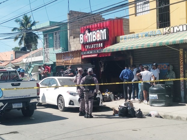 Un joven murió y otro resultó herido en fuego que afectó boutique en SPM