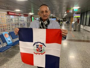 Luis Segura viaja al Latin Grammy llevando la Bandera dominicana y de la bachata