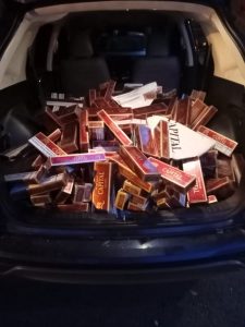 Ocupan yipeta con 400 paquetes de cigarrillos de contrabando en su interior