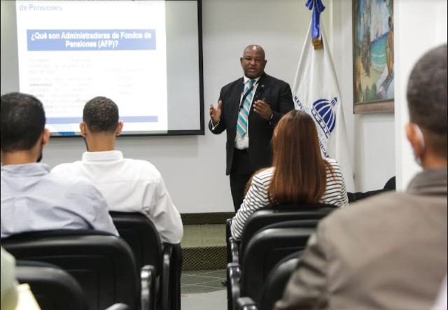 AFP Reservas imparte charla sobre Fondos de Pensiones a empleados de la Tesorería Nacional