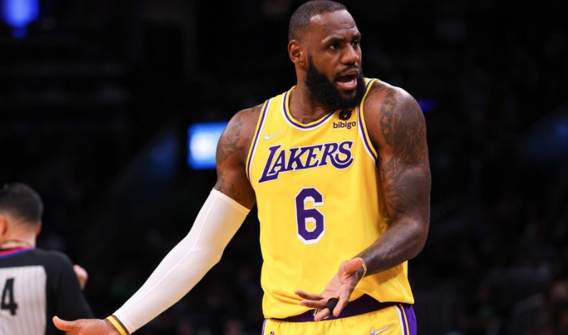 Multan con 15.000 dólares a LeBron James por realizar un gesto obsceno