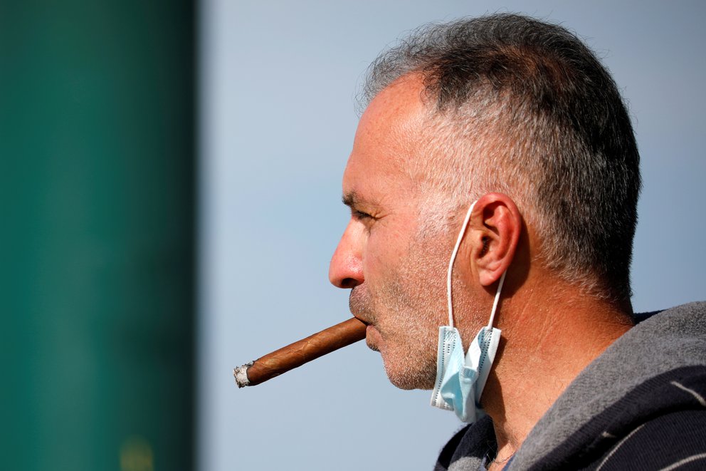 La mortalidad por COVID-19 en hombres más que en mujeres fue una tendencia clara desde el comienzo de la enfermedad. (REUTERS/ Amir Cohen)