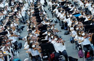 Imagen de archivo de músicos del Sistema Nacional de Orquestas Juveniles e Infantiles interpretando música como parte de sus esfuerzos por batir el récord mundial Guinness a la orquesta más grande del mundo, en Caracas, Venezuela. 13 de noviembre, 2021. REUTERS/Leonardo Fernandez Viloria