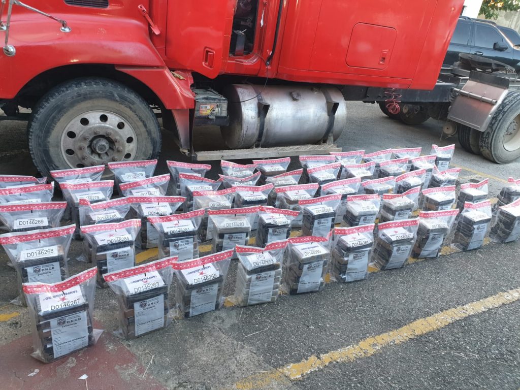 Ocupan 318 paquetes presumiblemente cocaína y apresan dos en Boca Chica