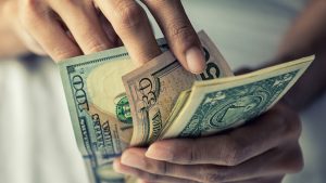 Bolsas con dinero caen en una autopista en EE.UU. y los automovilistas se lanzan a recoger los billetes esparcidos por la calzada