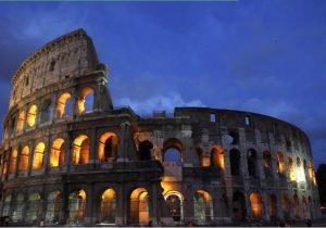 Dos turistas son multados con 900 dólares por colarse en el Coliseo de Roma para beber cerveza