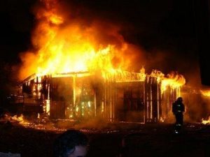 Mueren dos infantes carbonizados en incendio de viviendas FOTO: ARCHIVO