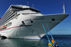 Atraca en Miami crucero Carnival Freedom, tercero con positivos