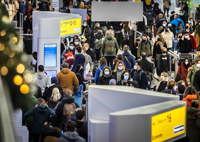 Más de 7.000 vuelos cancelados en todo el mundo por avance de Ómicron