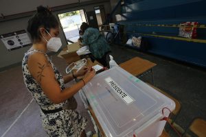 Falta de transporte público y atascos para ir a votar en Chile