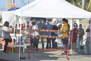 Dominicanos acuden a comprar tradicionales alimentos de Nochebuena FOTO: Johnny Rostetán