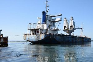 Retiran embarcación que amenazaba los Manglares de Estero Balsa