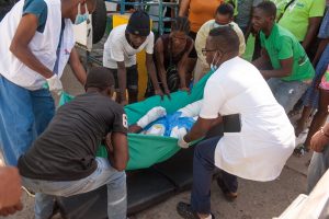 Entierran en una fosa común a varios fallecidos en la explosión en Haití