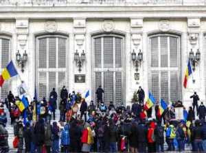 Miles de personas rechazan el pasaporte covid frente al Parlamento