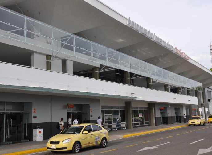 Dos policías y un civil mueren en ataque terrorista en aeropuerto
