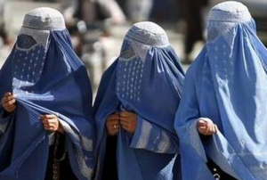 Los talibanes retiran fotos de mujeres de los salones de belleza de Kabul