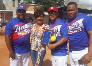 Reconocen a Josefa Castillo en torneo de softbol en Boca Chica 